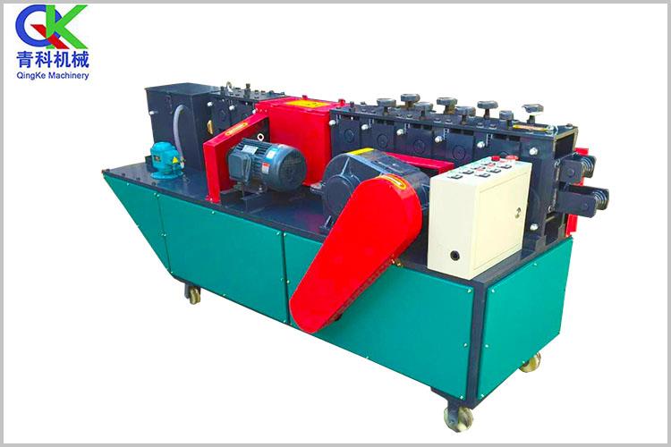 其動力為安裝在機架下部的電動機，通過三角帶帶動調直軸高速旋轉