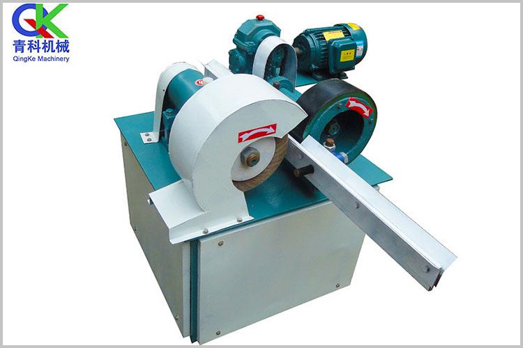 外圓拋光機(jī)加工的工件具有高亮度且不會(huì)影響工件的原有尺寸，特別適合對(duì)無心磨床加工后工件的高亮拋光