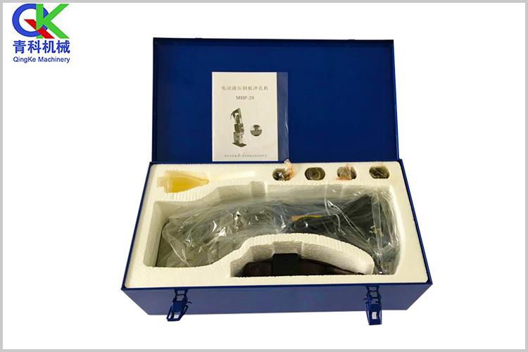 手提式沖孔機為薄片加工、沖壓、模壓、壓紋等強迫金屬進入模具的活動部分