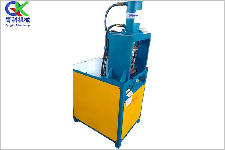 單工位液壓沖孔機(jī)可根據(jù)客戶需求定做多個工位的沖床，模具帶自動定位刻度尺無需畫線，沖口平滑無毛刺