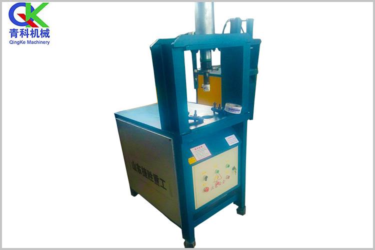 機(jī)器上的活動部件，移動時會超出機(jī)座和底腳范圍，機(jī)器開動時，任何人不得進(jìn)入上述危險區(qū)