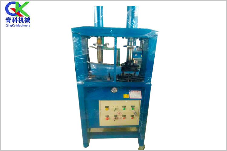 機(jī)器要工作時，操作人員手不能放在沖模附近和運(yùn)動平臺上。平臺放料高度不得超過10公分