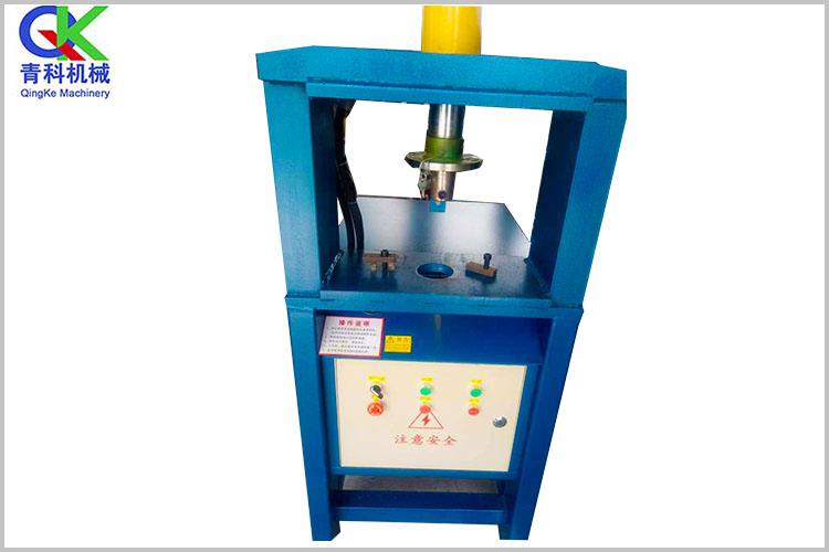 雙工位液壓沖孔機(jī)是由手動(dòng)泵或電動(dòng)泵和工作頭二部分組成，輸油軟管采用快速接頭連接，密封可靠，快速