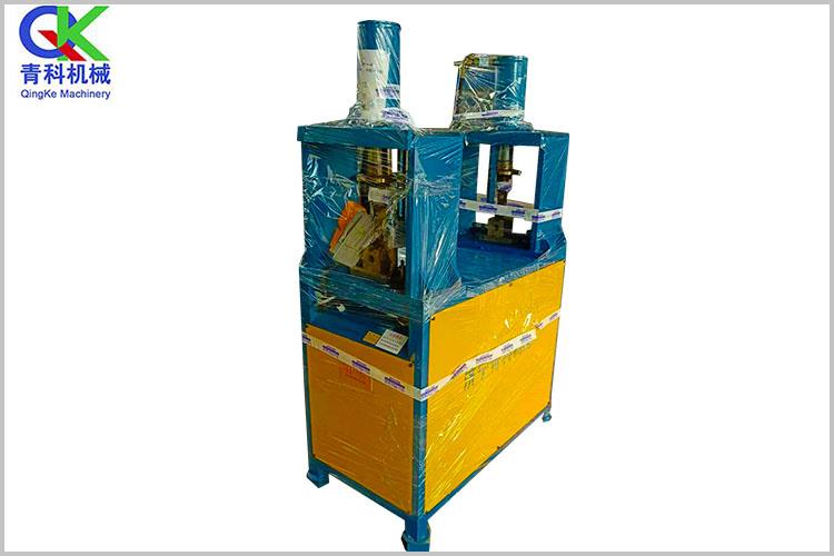 輸油軟管采用快速接頭連接，密封可靠，快速，作業(yè)時(shí)無(wú)方向性限制，裝拆方便