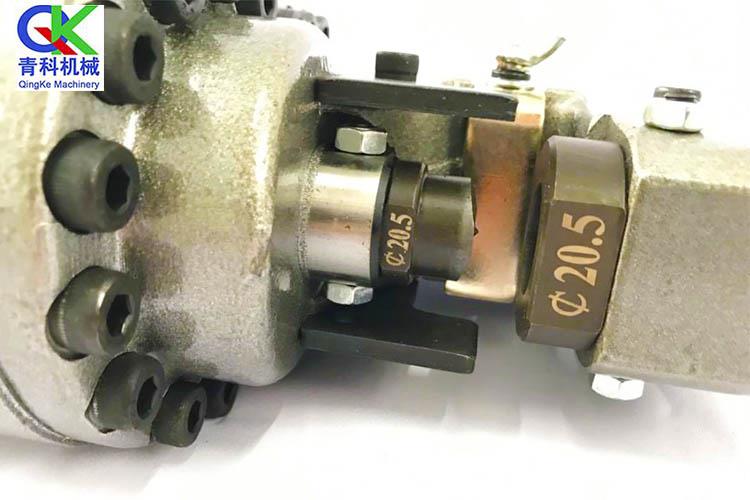 防盜網(wǎng)沖孔機(jī)是由手動泵或電動泵和工作頭二部分組成，操作人員須經(jīng)安全技術(shù)培訓(xùn)，合格者方能上崗