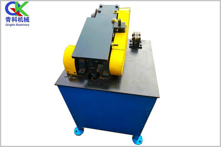 在機(jī)床使用前，對(duì)切管機(jī)的導(dǎo)軌、軸承等應(yīng)按潤(rùn)滑系統(tǒng)要求，施加潤(rùn)滑油，按要求清洗液壓油池，更換液壓油