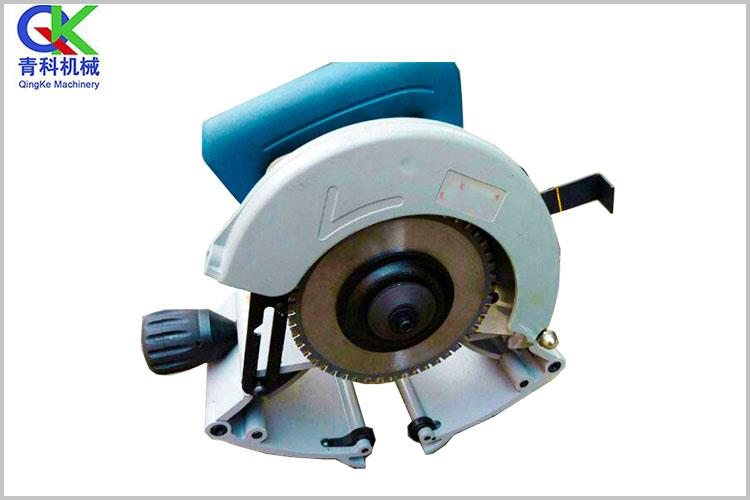 具有體積小、省力、操作方便、便于攜帶、工效高、成本低,，能在不拆卸鋪設(shè)好的管道上和狹窄場(chǎng)地中切制螺紋的特點(diǎn)