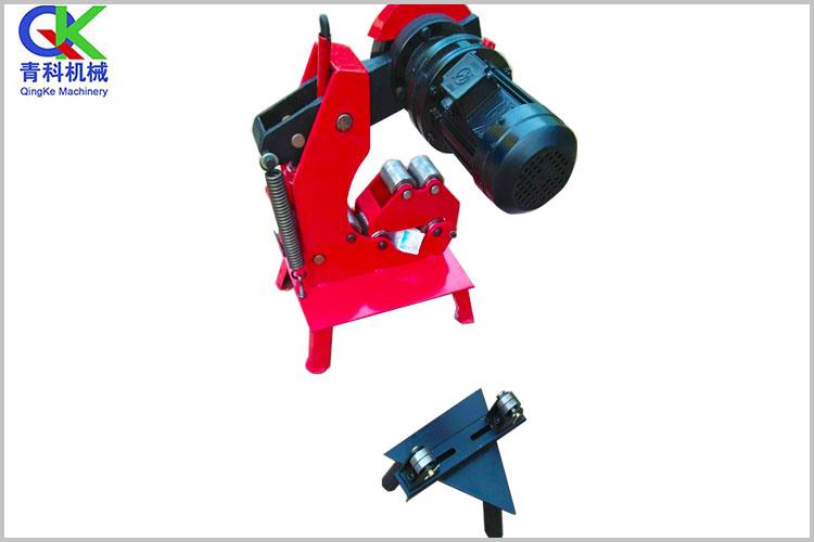 小型切管機(jī)可自動(dòng)夾料、進(jìn)刀、送料、尺寸設(shè)置，定數(shù)停機(jī)和工作計(jì)量等功能