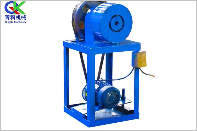 錐式縮管機(jī)磨具更換簡(jiǎn)單，在相應(yīng)磨具配合下可加工不同形狀金屬管，可滿足不同需求