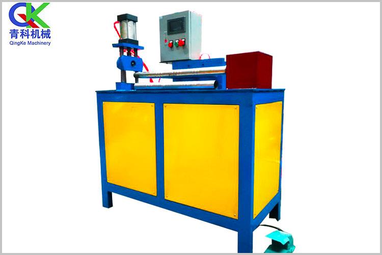 圓管壓花機（滾花機）采用氣動加電機雙驅動減速箱傳動氣動壓型來實現(xiàn)管材得滾壓成型