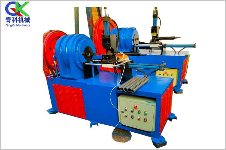 軋花機(jī)（滾花機(jī)）主要有主機(jī)及電控箱兩部分組成，主機(jī)分為主機(jī)頭、液壓推進(jìn)系統(tǒng)、主機(jī)架、液壓站等幾部分組成