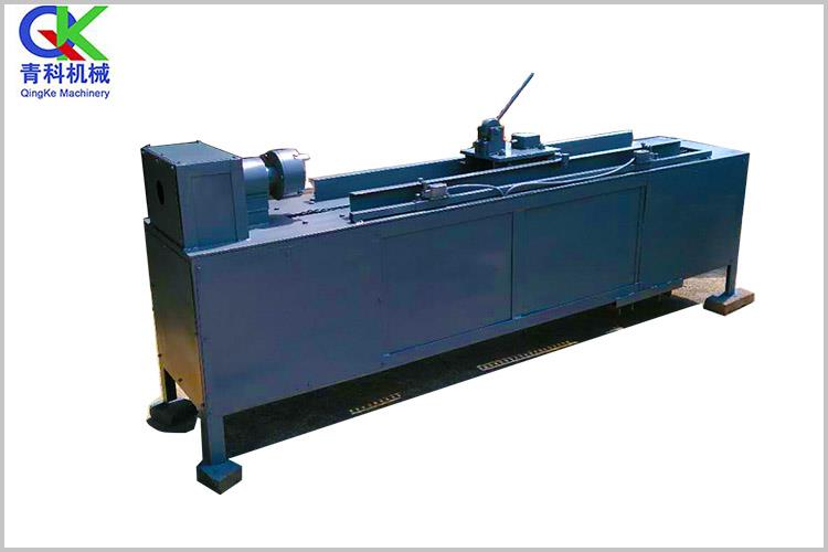 不灌砂方管擰管機(jī)是用的電動(dòng)鐵藝制作機(jī)械，利用金屬材料在扭曲過程中產(chǎn)生的塑性變形使材料形成麻花狀