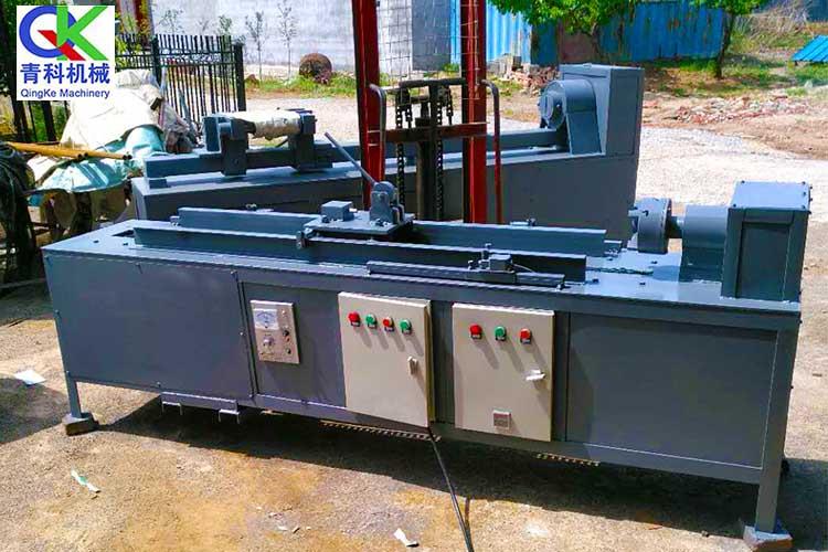 擰管機(jī)是與立軸式鉆機(jī)配套的附屬機(jī)械，用于代替人力擰卸鉆桿或鉆具，以實(shí)現(xiàn)擰卸鉆桿機(jī)械化