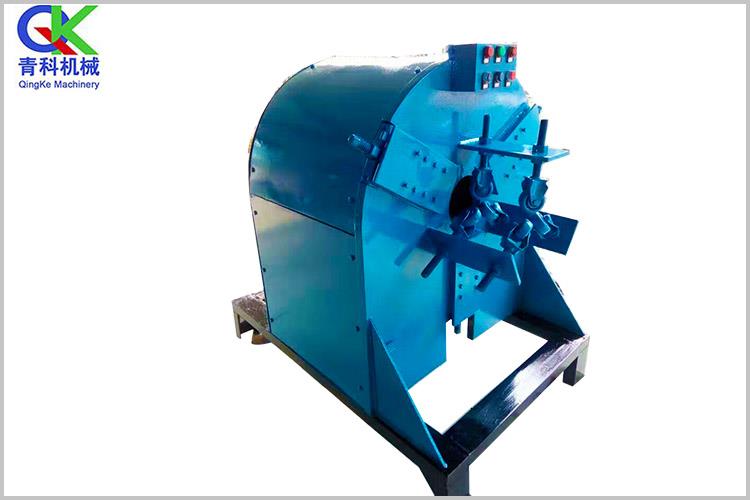 用來減輕鉆探工人勞動強度提高鉆井效力、實現(xiàn)機械化將鉆桿快速上、卸鉆桿的一種開口型擰管機