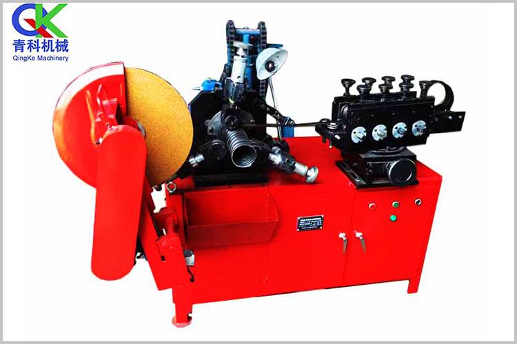 大口徑波紋管制管機機體積小、結(jié)構(gòu)緊湊、效率高、操作維護簡單，適用于施工現(xiàn)場和工廠集中生產(chǎn)使用