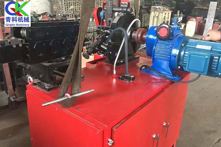 該機(jī)體積小、結(jié)構(gòu)緊湊、效率高、操作維護(hù)簡(jiǎn)單，適用于施工現(xiàn)場(chǎng)和工廠集中生產(chǎn)使用