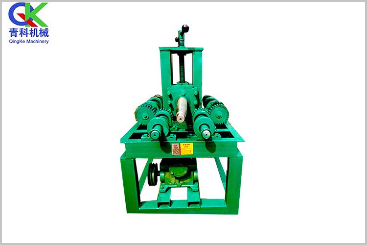 76滾圓機采用渦輪減速箱傳動，來回滾動成形彎曲，彎曲半徑可調(diào)節(jié)大小，適合大半徑彎曲或卷圓