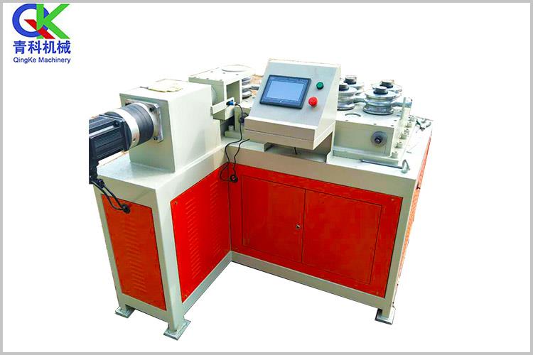 大棚彎管機由九輪組成，配置雙伺服電機，PLC智能電腦數(shù)控系統(tǒng)，可儲存記憶100條