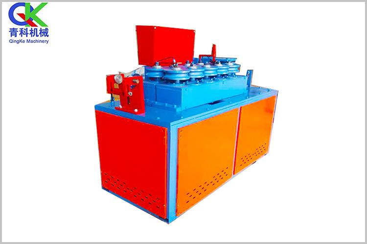 大棚彎管機整機操作方便、性能穩(wěn)定、工作效率高、安全系數(shù)高等特點，是管件加工行業(yè)的理想設(shè)備