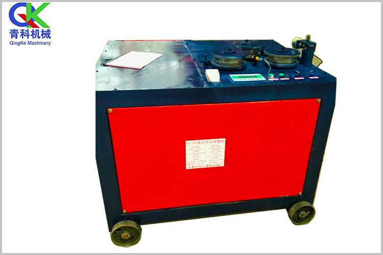 全自動(dòng)彎管機(jī)采用伺服電機(jī)自動(dòng)控制機(jī)頭移位，左右彎管臂可同時(shí)對(duì)管材彎曲，也可以作單邊彎曲