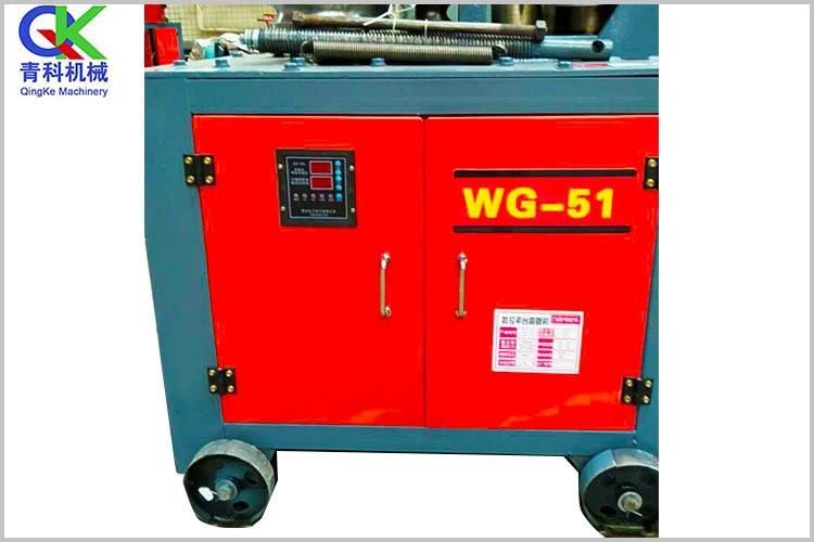 蛇形彎管機(jī)是國內(nèi)自行設(shè)計(jì)制造的計(jì)算機(jī)數(shù)字控制的蛇形管左右回轉(zhuǎn)式頂繳彎管機(jī)