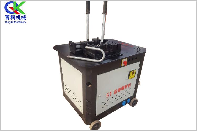 不銹鋼彎管機(jī)采用優(yōu)異不銹鋼制作及選用自主研發(fā)設(shè)計(jì)的齒輪變速箱傳動(dòng)，經(jīng)久耐用、力度強(qiáng)