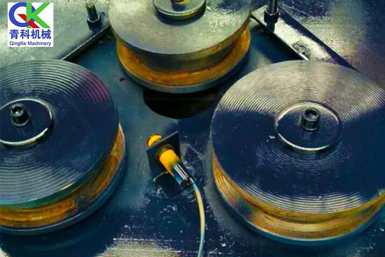 自動液壓彎管機要用于工廠、倉庫、碼頭、建筑、鐵路、汽車等安裝管道和修理