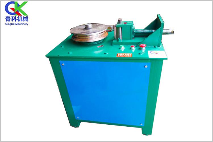 電動液壓彎管機(jī)是一種用于管道安裝的輕便型現(xiàn)場施工液壓機(jī)具，具有小巧輕便、移動方便、可解體等特點(diǎn)