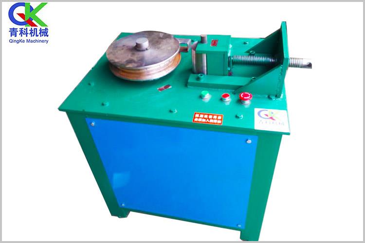 電動液壓彎管機(jī)除了具備彎管功能外，解體后還能將油缸作為液壓千斤頂使用