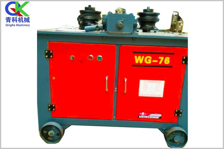 單頭液壓彎管機(jī)采用鑄鋼模具，大流量電動(dòng)泵站，相對(duì)于鑄鐵模具的彎管機(jī)具有不易損壞、速度快的等優(yōu)點(diǎn)