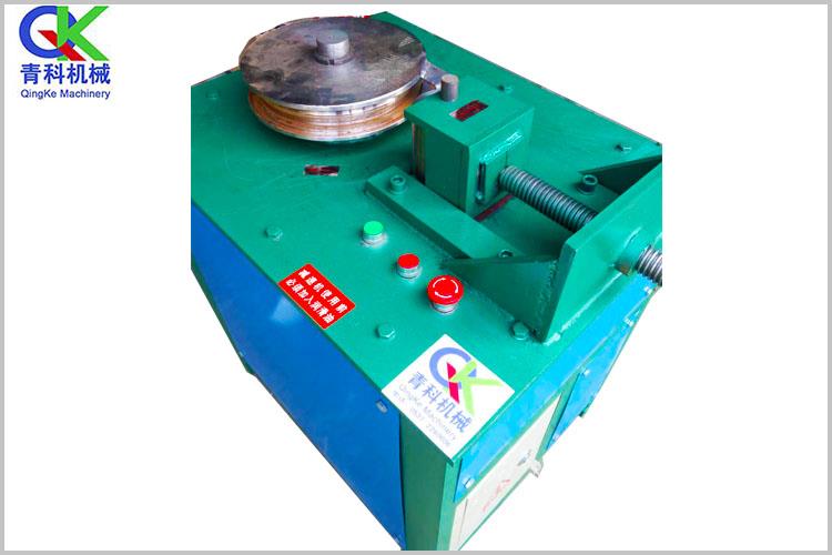 且機(jī)器在進(jìn)行自動(dòng)加工同時(shí)，控制器仍可供輸入或編輯程式