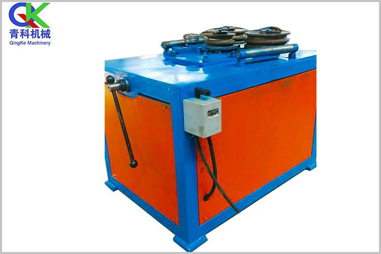 臥式盤管機(jī)是用來(lái)拉彎管道，常應(yīng)用于電力施工、公路施工等地方來(lái)使用