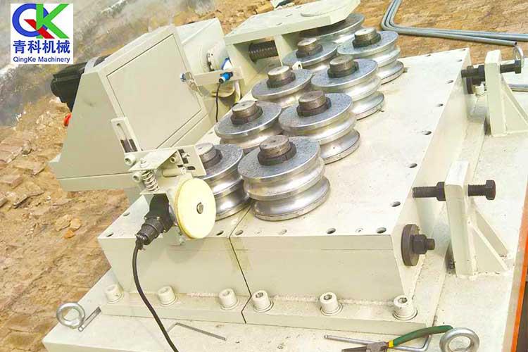 直接輸入彎管加工參數(shù)，機器在自動運行時可自動執(zhí)行、可急停