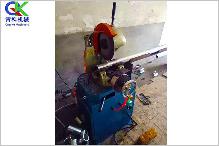 用戶通過觸摸屏可進(jìn)行塑料管的切斷長度設(shè)定、單產(chǎn)和班產(chǎn)量設(shè)定、自動和手動切管方式的轉(zhuǎn)換以及恢復(fù)切刀位置等操作