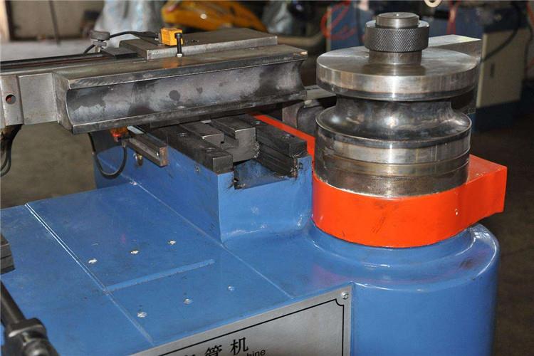 操作人員需要熟悉液壓盤管機所有開關(guān)、按紐功能，開機前需要就各調(diào)節(jié)螺桿、控制開關(guān)進行檢查并確保功能正常