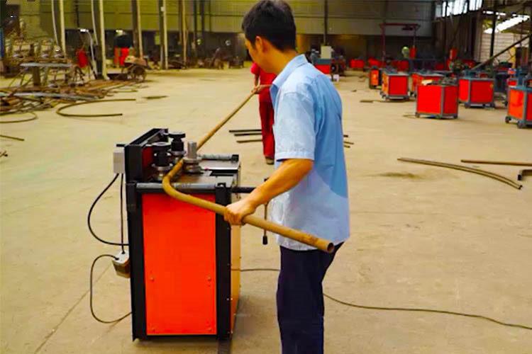 液壓彎管機(jī)應(yīng)保持清潔，特別應(yīng)注意夾緊塊、滑塊等滑動槽內(nèi)不應(yīng)有異物。