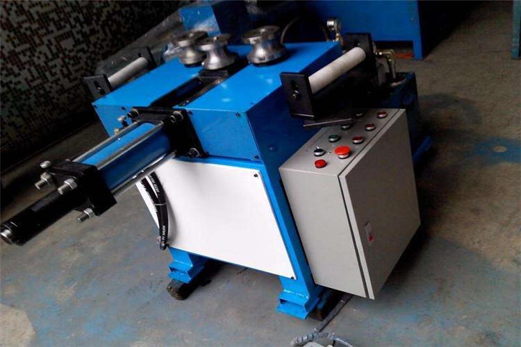 查驗(yàn)各種限位、聯(lián)鎖、超載維護(hù)設(shè)備和急停按鈕等安全設(shè)備的可靠性