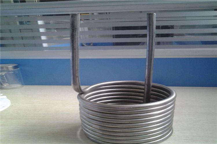 一般不銹鋼盤管機(jī)使用一段時(shí)間后應(yīng)檢查鏈條的漲緊程度，保持上下鏈條松緊一致，要堅(jiān)持設(shè)備保持潔凈，特別是在滑塊和夾緊塊的滑動槽里面不能有任何雜物