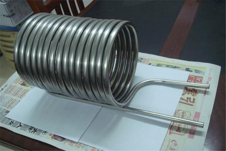 手動調(diào)整側(cè)推缸速度時(shí)轉(zhuǎn)臂應(yīng)旋轉(zhuǎn)至≥900時(shí)進(jìn)行調(diào)整，調(diào)整速度為轉(zhuǎn)臂轉(zhuǎn)動模具邊緣的線速度同步，禁止在手動狀態(tài)下側(cè)推推進(jìn)速度大于旋轉(zhuǎn)模具邊緣的線速度