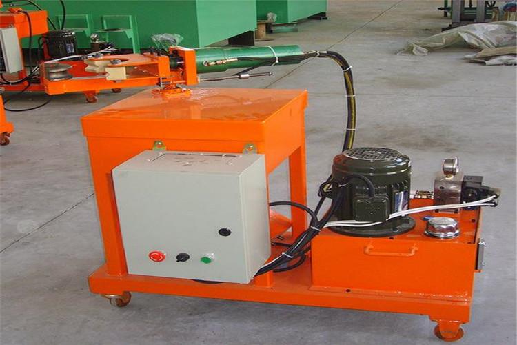 在液壓盤管機的整個運行系統(tǒng)中，液壓系統(tǒng)尤為關(guān)鍵，這是帶動整個盤管機正常運轉(zhuǎn)的關(guān)鍵，不過在加工的過程中，液壓系統(tǒng)中難免會進入一些雜質(zhì)