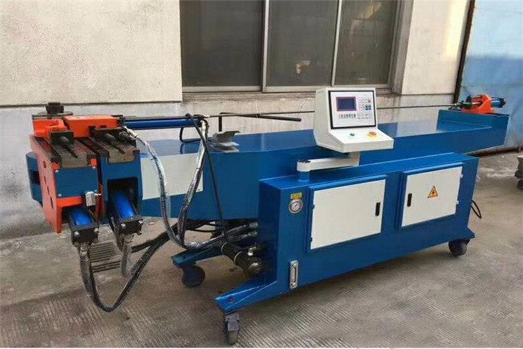 操作彎管機時，需要嚴格按照操作章程進行操作