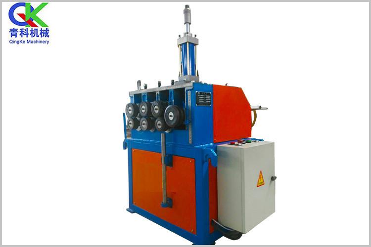 立錕在機(jī)座內(nèi)可以同時(shí)或單獨(dú)作水平方向的調(diào)整，也可以分別作垂直方向的調(diào)整，比較方便，軋錕的軸承采用滾動(dòng)軸承