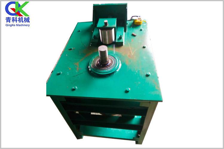 清洗過(guò)程中，液壓泵運(yùn)轉(zhuǎn)和清洗介質(zhì)加熱同時(shí)進(jìn)行。清洗油液的溫度為（50-65）℃時(shí)，系統(tǒng)內(nèi)的橡膠渣是容易除掉的