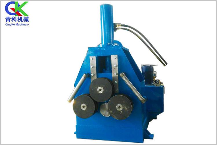 電動液壓彎管機(jī)使用前首先檢查油箱內(nèi)的油是否充足，如不足應(yīng)加滿