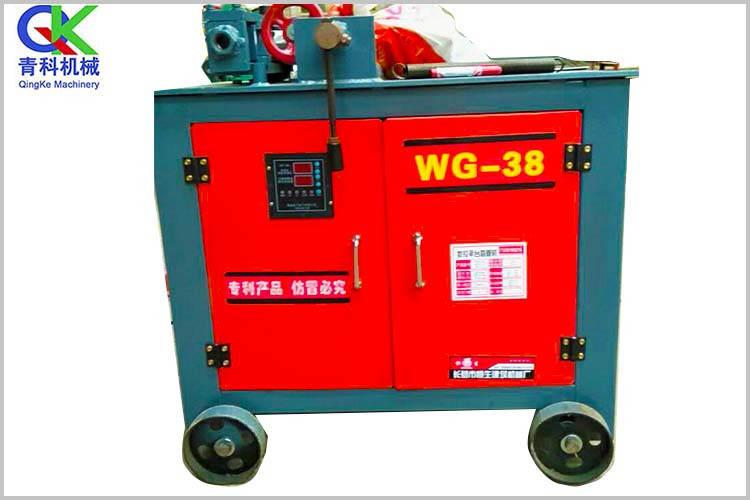 操作前，首先檢查不銹鋼彎管機(jī)各潤滑點(diǎn)是否缺油，運(yùn)動機(jī)構(gòu)是否松動