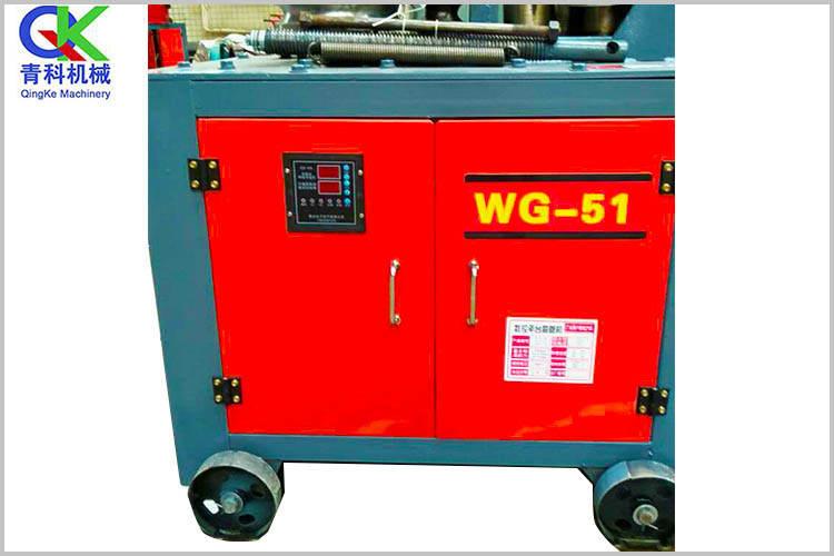 不銹鋼彎管機(jī)應(yīng)保持清潔，特別應(yīng)注意夾緊塊、滑塊等滑動槽內(nèi)不應(yīng)有異物