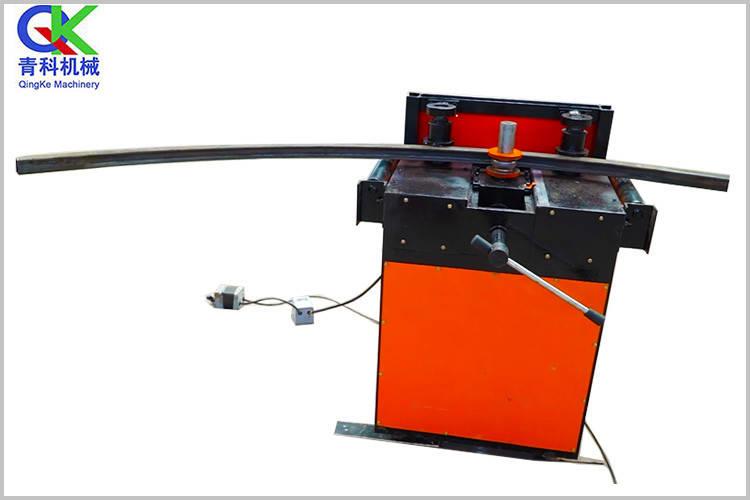 電動(dòng)液壓彎管機(jī)目前在中國(guó)的電力建設(shè)、公共鐵路、船舶、橋梁和室內(nèi)裝飾的行業(yè)獲得了廣泛的應(yīng)用