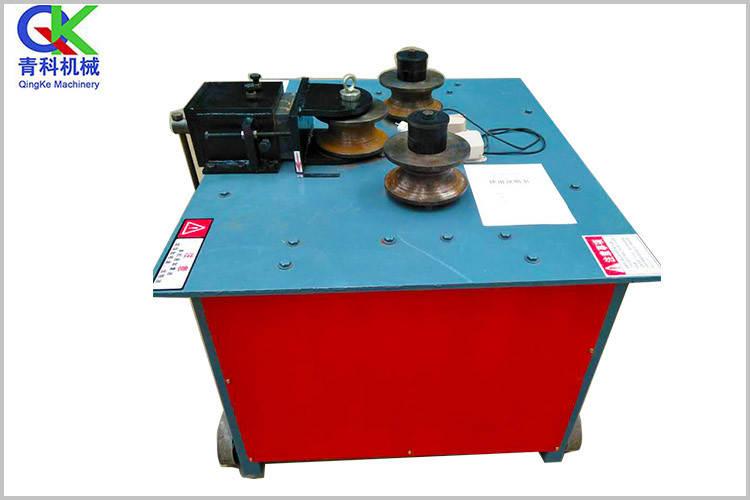 不銹鋼彎管機(jī)在安裝調(diào)試完成后，發(fā)貨前要提前半天開始運(yùn)轉(zhuǎn)機(jī)器，檢測機(jī)器性能是否穩(wěn)定