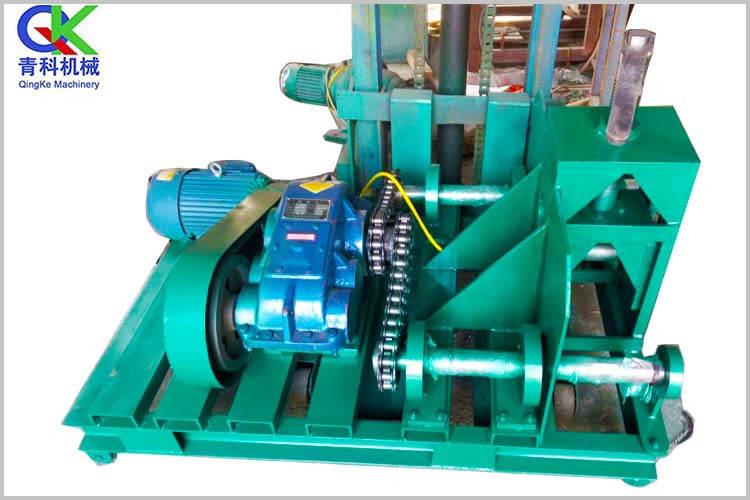 一般電動(dòng)液壓彎管機(jī)使用一段時(shí)間后應(yīng)檢查鏈條的漲緊程度，保持上下鏈條松緊一致