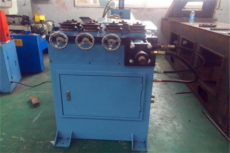 在全自動(dòng)盤管機(jī)運(yùn)行中要觀察傳動(dòng)部件有沒有異響或異?，F(xiàn)象，發(fā)現(xiàn)問題要及時(shí)堅(jiān)固和維護(hù)